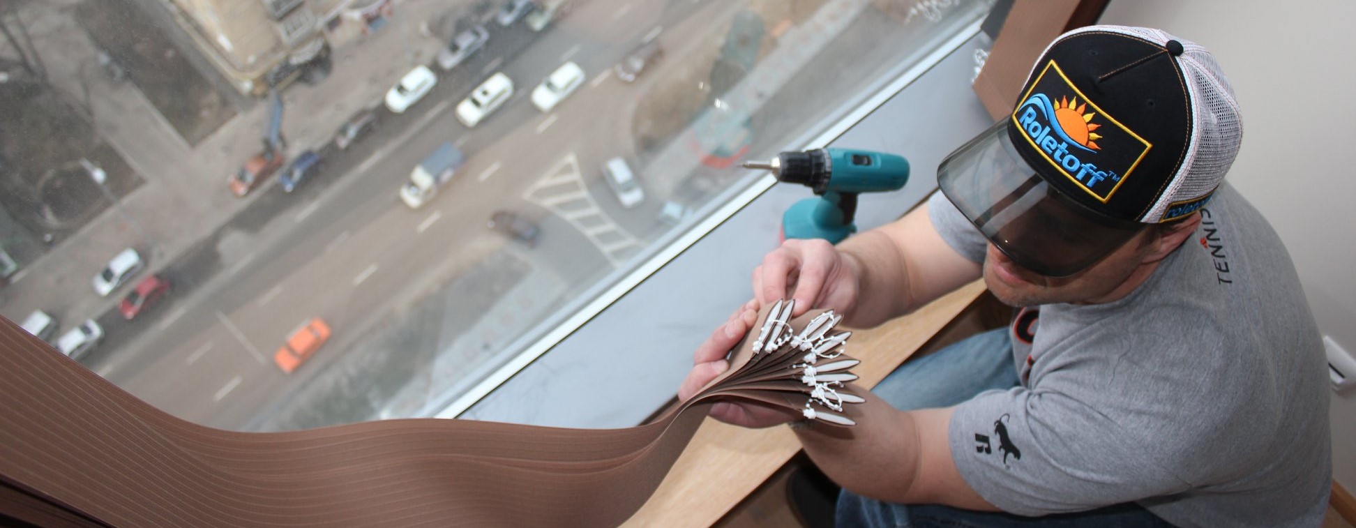 Установка изделий монтажником компании Roletoff
