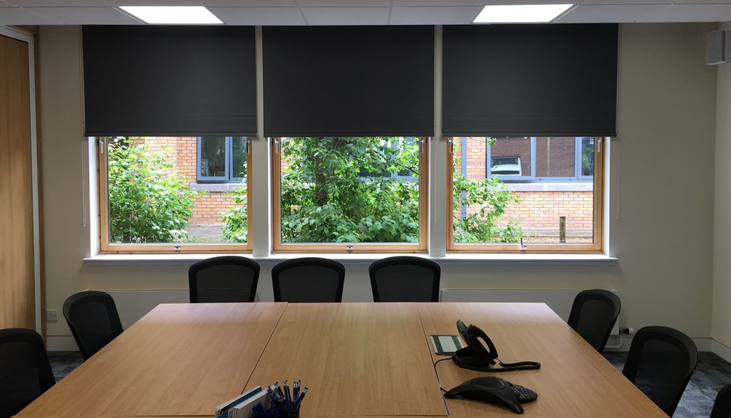 Рулонные шторы в офис